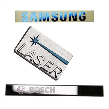 Signes adhésifs en lettres métalliques